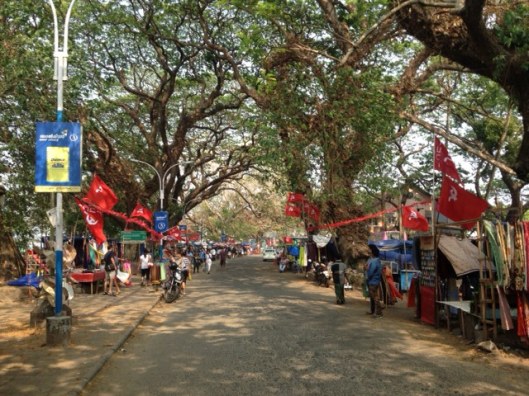 Straßenzug mit Fahnen in Fort Kochi